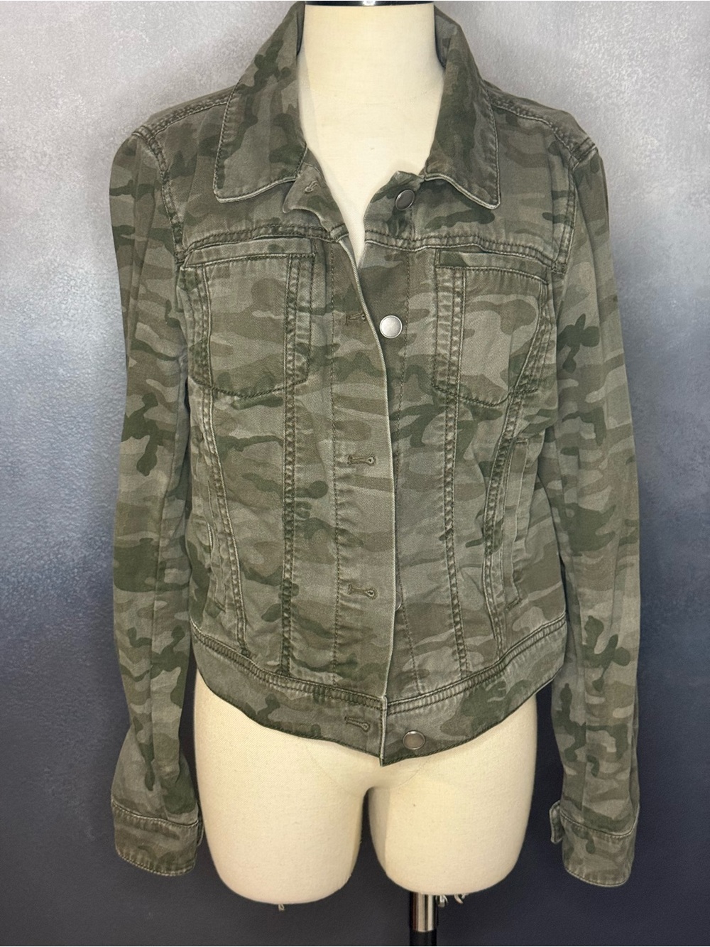 LOFT Green Camo Denim Jacket Women's Medium Cotton Button Front Utility Casual